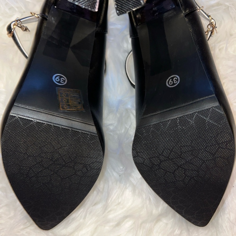 New Black Cushioned T-Strap W/ Chrystal Accents & Chrystal Heels Size/8.5 - Picture 5 of 5
